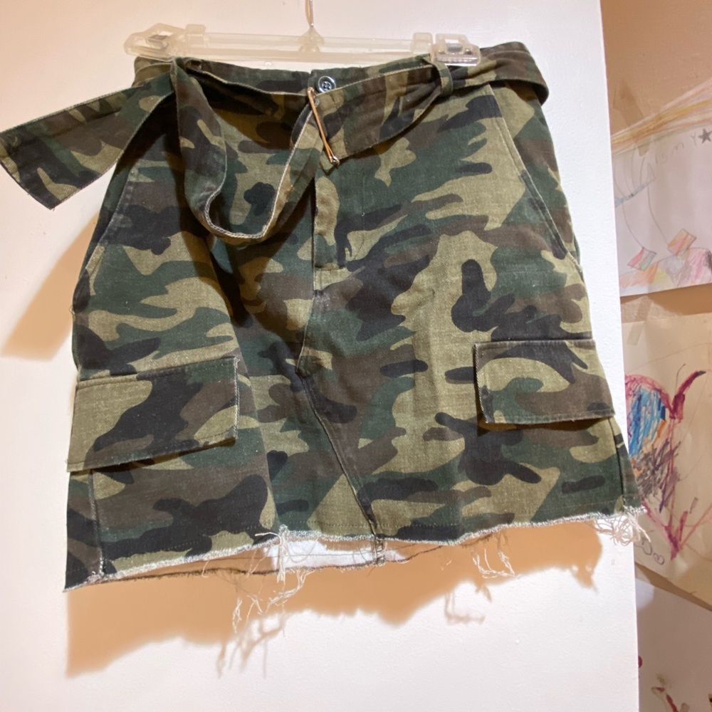 Better Be Camo distressed skirt with belt. M